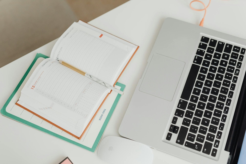 Văn phòng, office, bàn làm việc, bàn, desk, tài liệu, folder, laptop, máy tính - Kaboompics