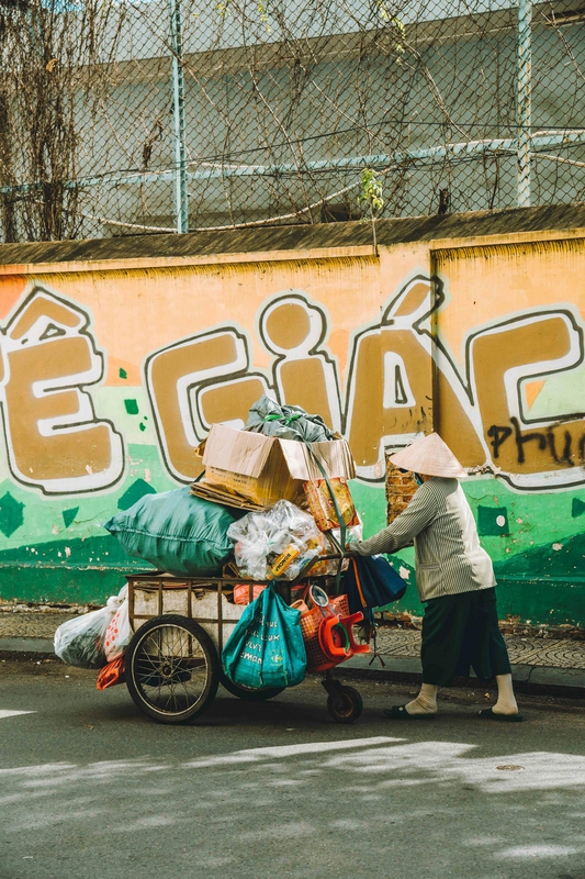 Xe đẩy, cart, nón lá, conical hat, Việt Nam, Vietnam, graffiti, rác, trash - Khanh Nguyen
