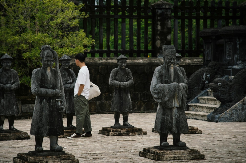 Lăng tẩm Huế, Hue royal tombs, tượng lính, soldier statues, tượng quan, mandarin statues - Dương Nhân