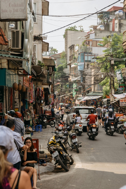 Phố cổ Hà Nội, Hanoi old quarter, Hà Nội, Hanoi, xe máy, motorbikes, người đi bộ, pedestrians - Flo Dahm