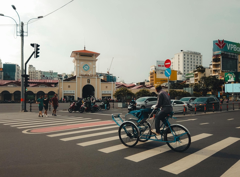 Chợ Bến Thành, Ben Thanh market, Hồ Chí Minh, Ho Chi Minh city, Vietnam, Việt Nam, xích lô, cyclo, người lái xích lô, cyclo driver, ô tô, cars - Vietnam Photographer