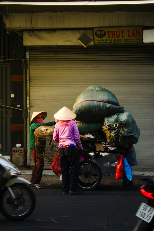 Xe đẩy hàng, vendor cart, Vietnam, Việt Nam, người bán hàng rong, street vendor, nón lá, conical hat - Trần Phan Phạm Lê