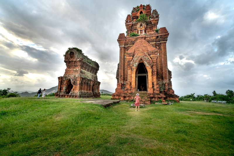 Tháp Chăm, Cham Tower, Di tích lịch sử, Historical site, Di sản văn hóa, Cultural heritage, Bình Định, Đền thờ, Temple, Đồng cỏ, Meadow, Bầu trời - Quang Nguyen Vinh