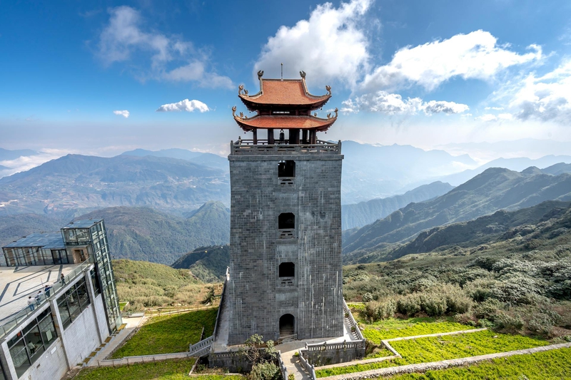 Chùa Kim Sơn Bảo Thắng, temple, Lào Cai, núi non, mountain, mây, clouds, bầu trời xanh, Blue sky - Quang Nguyen Vinh