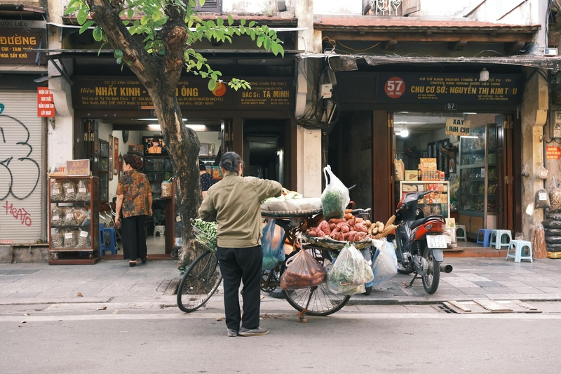 Xe đạp, bicycle, người bán hàng rong, street vendor, Việt Nam, Vietnam, rau củ quả, vegetables and fruits, xe máy, motorbike - Thuan Pham