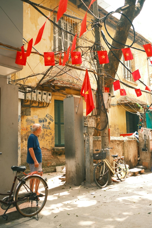 Xe đạp, bicycle, cờ Việt Nam, phố cổ, old quarter, Hà Nội, Hanoi - Thuan Pham 2