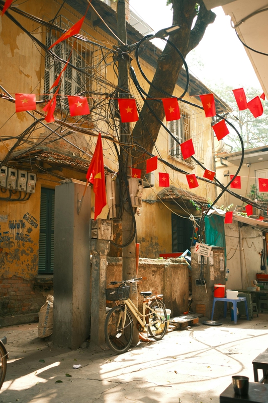 Xe đạp, bicycle, cờ Việt Nam, phố cổ, old quarter, Hà Nội, Hanoi - Thuan Pham 1