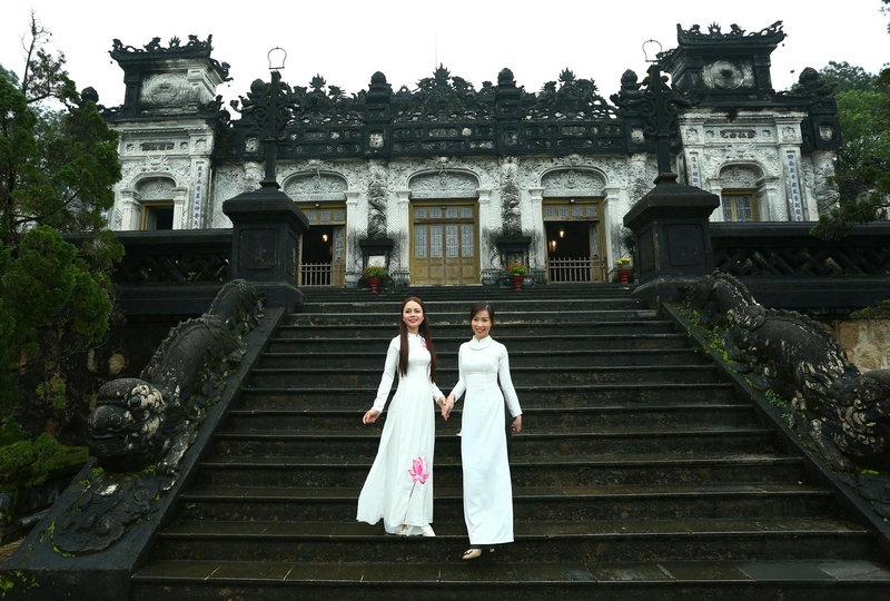 Lăng vua Khải Định, Emperor Khai Dinh's Tomb, Huế, áo dài, bậc thang, staircase, di sản văn hóa, cultural heritage - Võ Văn Tiến