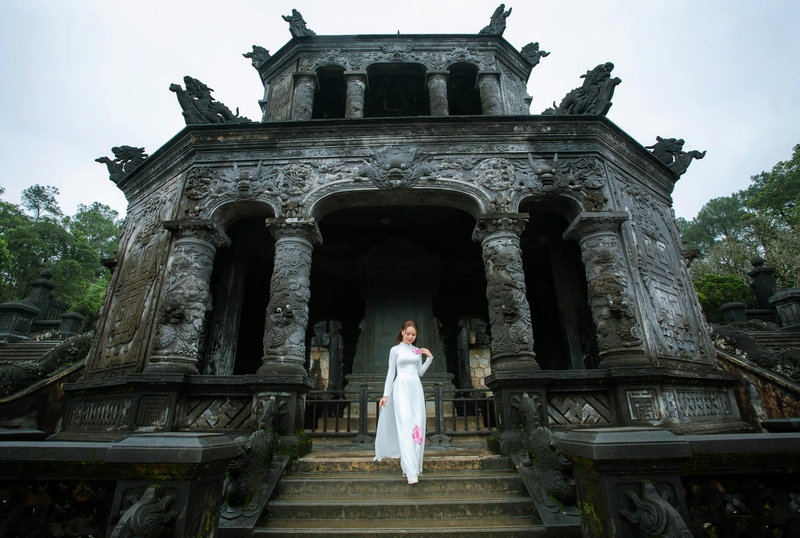 Lăng vua Khải Định, Emperor Khai Dinh's Tomb, Huế, áo dài, bậc thang, staircase, di sản văn hóa, cultural heritage - Võ Văn Tiến 1