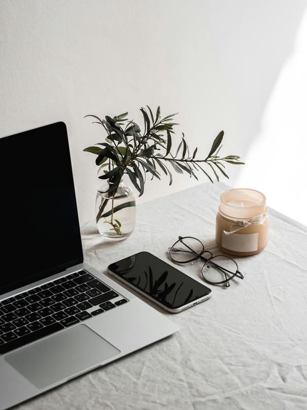 Văn phòng, office, bàn làm việc, bàn, desk, tài liệu, folder, laptop, máy tính - Polina 1