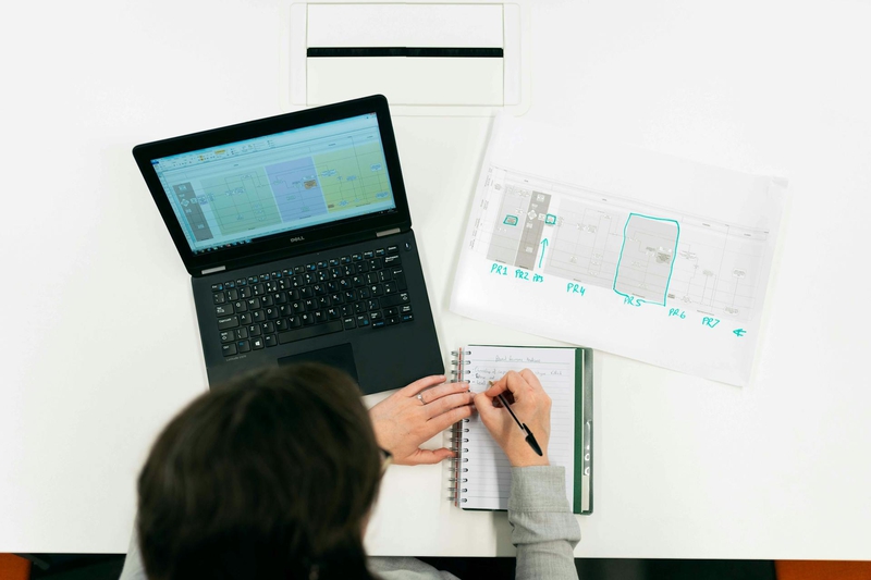 Văn phòng, office, bàn làm việc, bàn, desk, tài liệu, folder, laptop, máy tính - ThisIsEngineering