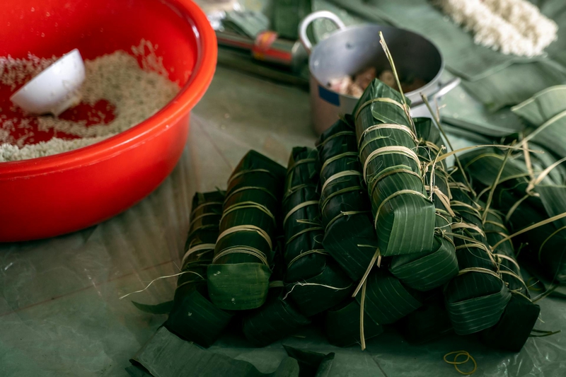 Bánh tét, gói bánh, món ăn Việt Nam, Việt Nam, ẩm thực, food - Vietnam Tri Duong 2