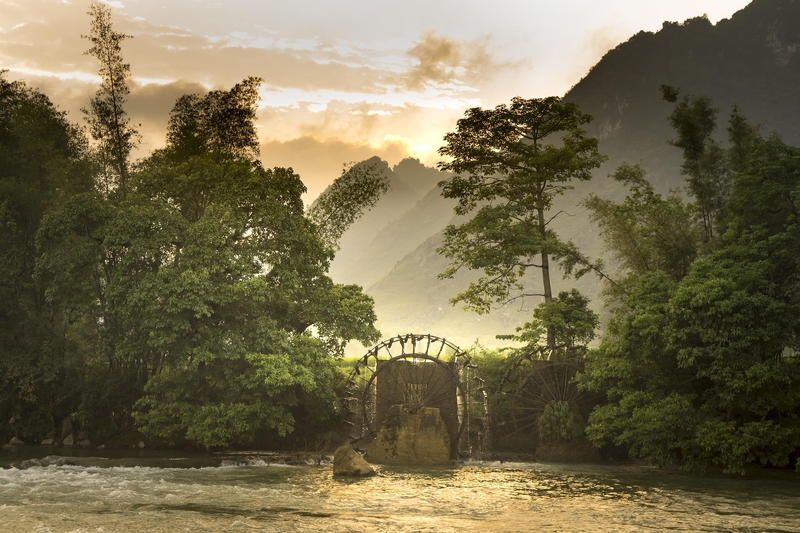 Guồng nước, water wheel, dòng sông, river, núi rừng, mountains, làng quê, rural life - Quangpraha