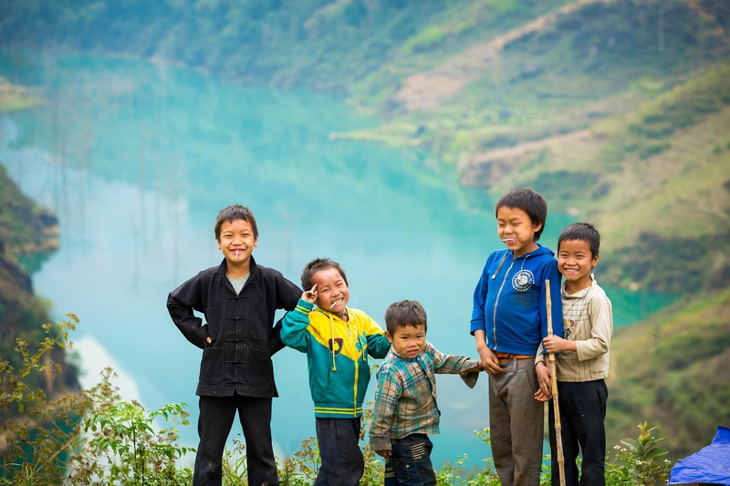 Bé trai, trẻ em, sông, boy, child, river, hình nền, nền, background -trilemedia 1