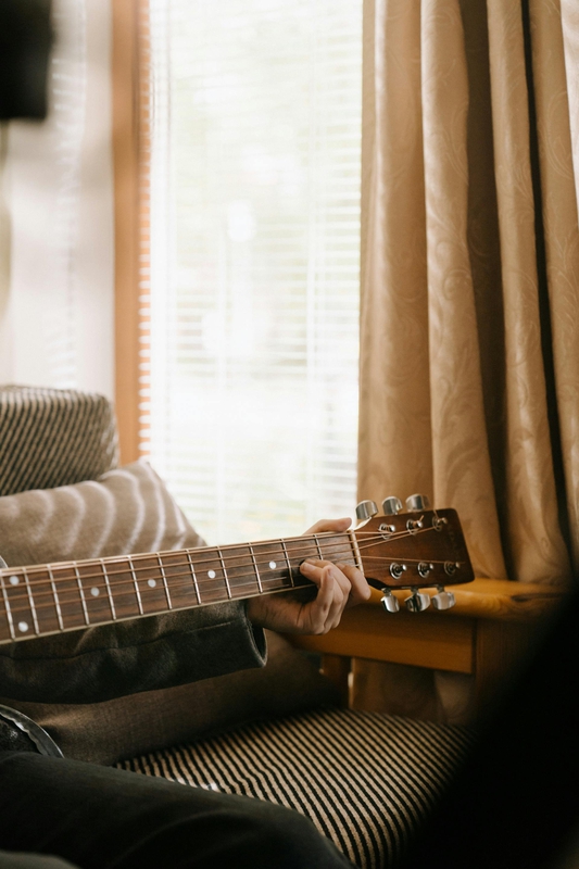 Guitar, đàn guitar, đàn ghi ta, nhạc cụ, instrument, âm nhạc, music, giải trí, entertainment - cottonbro studio