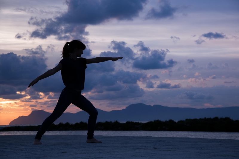 Yoga, thiền, nature, thiên nhiên, lake, hồ nước, peace, bình yên, woman, phụ nữ, balance, thăng bằng - MallorcaGraphics