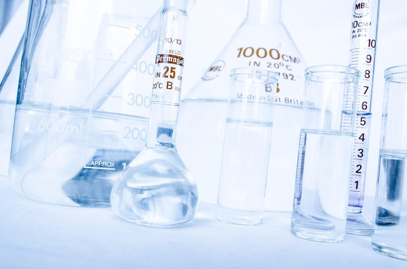 Cốc đong, ống nghiệm, test tube, hóa chất, chemicals, nghiên cứu, research- PublicDomainPictures 1