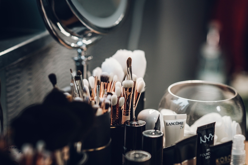 Dụng cụ trang điểm, makeup brushes, cọ trang điểm, gương trang điểm, studio setup -  fotostrobi