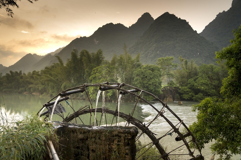Guồng nước, water wheel, dòng sông, river, núi rừng, mountains, làng quê, rural life - Quangpraha 1