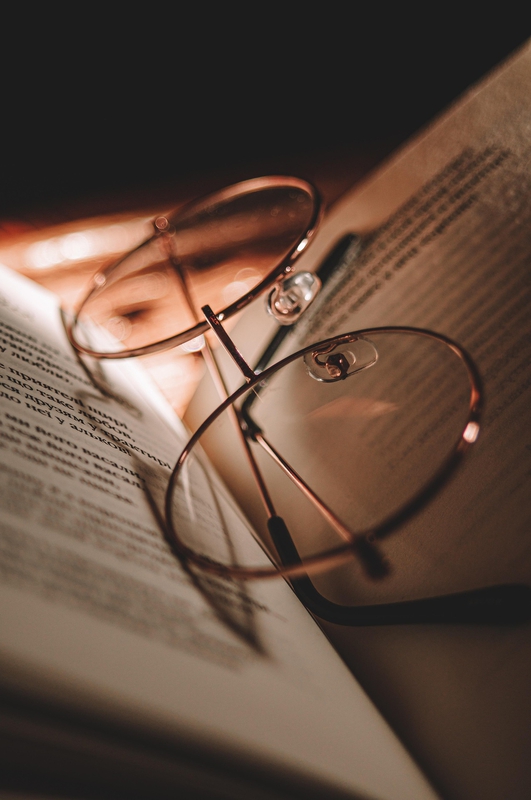 Sách, book, trang giấy, paper pages, mắt kính, kính,  glasses- RuslanSikunov