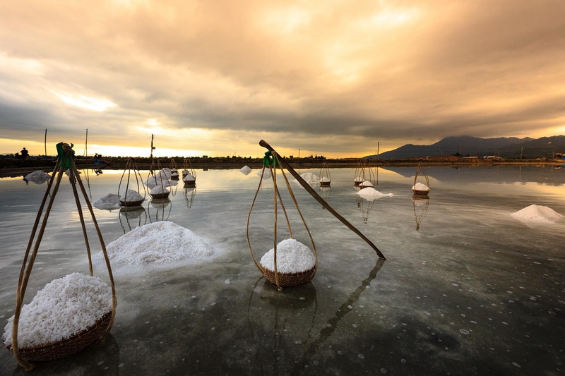 Muối, salt, cánh đồng muối, salt field, gánh muối, salt baskets, hoàng hôn, sunset- Quangpraha