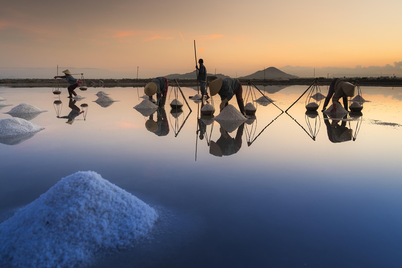 Muối, salt, cánh đồng muối, salt field, gánh muối, salt baskets, hoàng hôn, sunset- Quangpraha 1