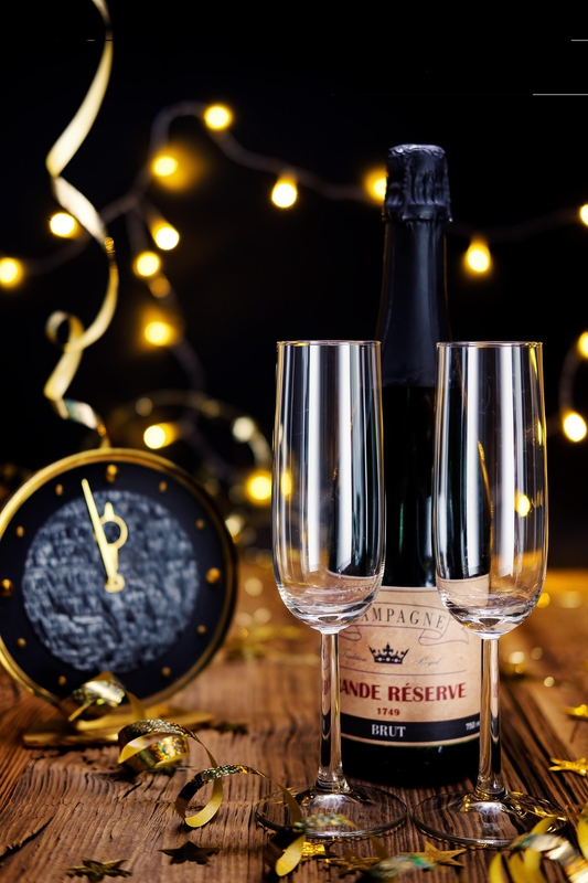 Ly, champagne flute, rượu, đồng hồ, timer, đèn, fairy lights, bữa tiệc, party- Bru-nO