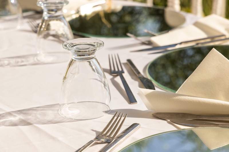Nĩa ăn, fork, cốc úp, glass, khăn giấy, napkin, dao ăn, knife, bàn tiệc, table-  Engin_Akyurt
