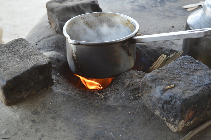 Nấu củi, wood-fire cooking, bếp đất, earthen stove, nồi nhôm, aluminum pot - nasircoolboy1