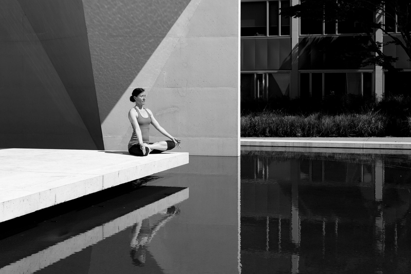 Yoga, nghệ thuật, pose tư thế, reflection, flexibility, dẻo dai, balance thăng bằng, trắng đen, black and white - RachelScottYoga