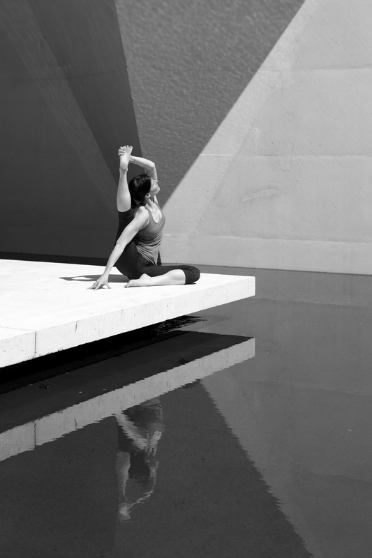 Yoga, nghệ thuật, pose tư thế, reflection, flexibility, dẻo dai, balance thăng bằng, trắng đen, black and white- RachelScottYoga 1