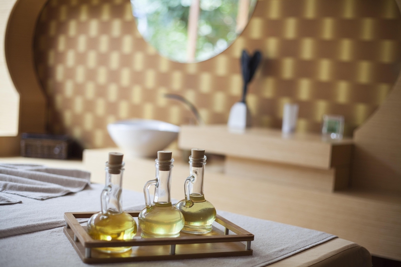 Dầu massage, massage oil, bình thủy tinh, glass bottles, spa, thư giãn, relaxation -  Engin_Akyurt