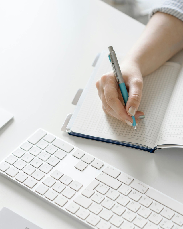 Văn phòng, office, bàn làm việc, phòng làm việc, bàn, desk, tài liệu, folder, laptop, máy tính - Анна Шаталова