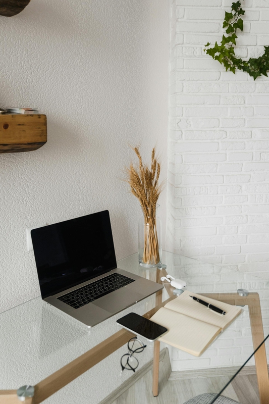 Văn phòng, office, bàn làm việc, phòng làm việc, bàn, desk, tài liệu, folder, laptop, máy tính - Arina Krasnikova