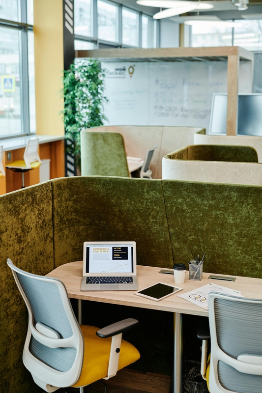 Văn phòng, office, bàn làm việc, phòng làm việc, bàn, desk, tài liệu, folder, laptop, máy tính - Edmond Dantès