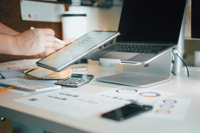 Văn phòng, office, bàn làm việc, phòng làm việc, bàn, desk, tài liệu, folder, laptop, máy tính - Jakub Zerdzicki 1