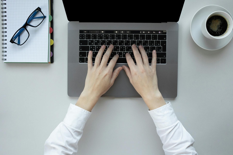 Văn phòng, office, bàn làm việc, phòng làm việc, bàn, desk, tài liệu, folder, laptop, máy tính - KATRIN BOLOVTSOVA