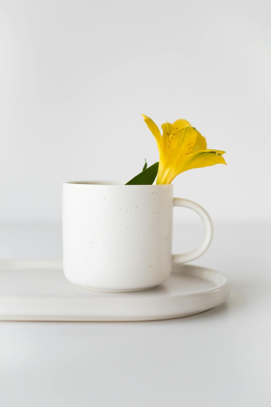 Cốc sứ, ly, white, trắng, ceramic mug, hoa, flower, minimalism, tối giản - Anna Nekrashevich