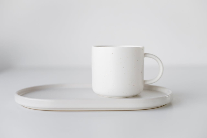 Cốc sứ, ceramic mug, white, trắng, tray, khay, minimalism, tối giản- Anna Nekrashevich