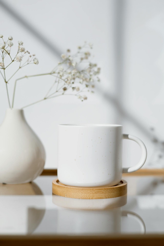 Cốc sứ, ceramic mug, bình hoa, white, trắng, coaster lót ly, minimalism, tối giản -  Anna Nekrashevich
