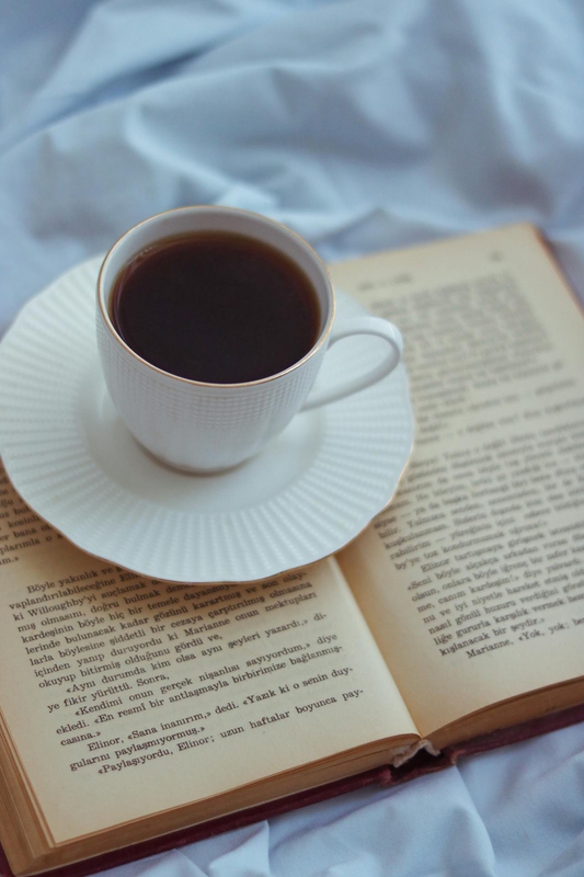 Coffee, cà phê, glass mug, cốc thủy tinh, book, sách, bed, giường - Feyza Daştan