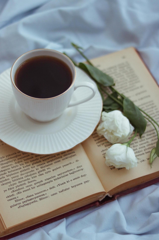 Coffee, cà phê, glass mug, cốc thủy tinh, book, sách, rose, hoa hồng, bed, giường - Feyza Daştan