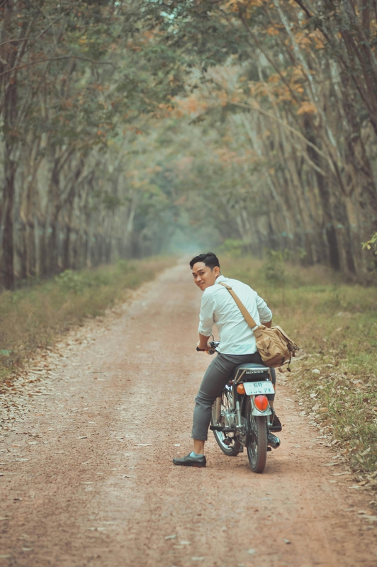 Xe máy, motorbike, vườn cao su, rubber plantation, hàng cây, row of trees, đường đất, dirt road,  thanh niên, young man - Bảo Huỳnh