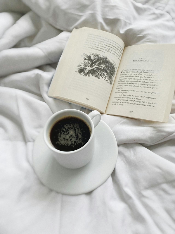 Coffee, cà phê, glass mug, cốc thủy tinh, book, sách, bed, giường - Melanie 1