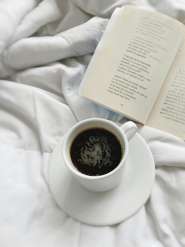 Coffee, cà phê, glass mug, cốc thủy tinh, book, sách, bed, giường - Melanie