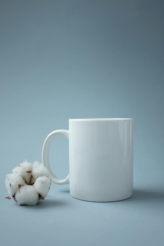 Cốc sứ, ly, white, trắng, ceramic mug, xanh da trời, blue, cotton, bông, minimalism, tối giản - KATRIN BOLOVTSOVA 1