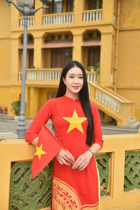 Thiếu nữ, young woman, cô gái, girl, áo dài, vietnamese dress, patriotism, lòng yêu nước, cờ đỏ, red flag - Felix Young 5