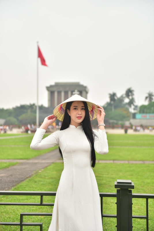 Thiếu nữ, young woman, cô gái, girl, áo dài, vietnamese dress, nón lá, conical hat, lá cờ, flag, lăng bác, mausoleum - Toàn Văn 10
