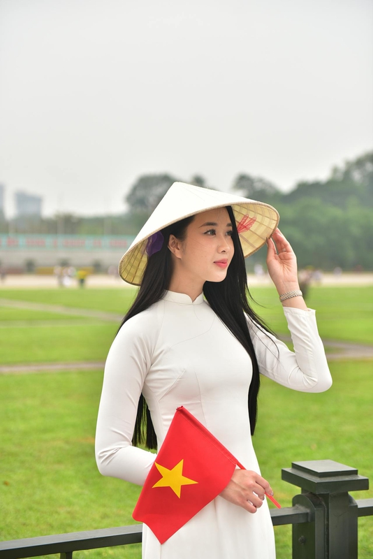 Thiếu nữ, young woman, cô gái, girl, áo dài, vietnamese dress, nón lá, conical hat, lá cờ, flag, lăng bác, mausoleum - Toàn Văn 9