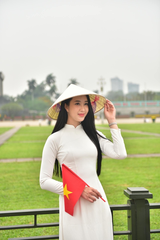 Thiếu nữ, young woman, cô gái, girl, áo dài, vietnamese dress, nón lá, conical hat, lá cờ, flag, lăng bác, mausoleum - Toàn Văn 11